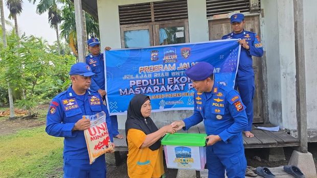 Program JALUR Polda Riau menembus ujung terluar Kabupaten Pelalawan, membawa bantuan bagi masyarakat Program JALUR Polda Riau menembus ujung terluar Kabupaten Pelalawan, membawa bantuan bagi masyarakat, Kamis (13/8/2026).