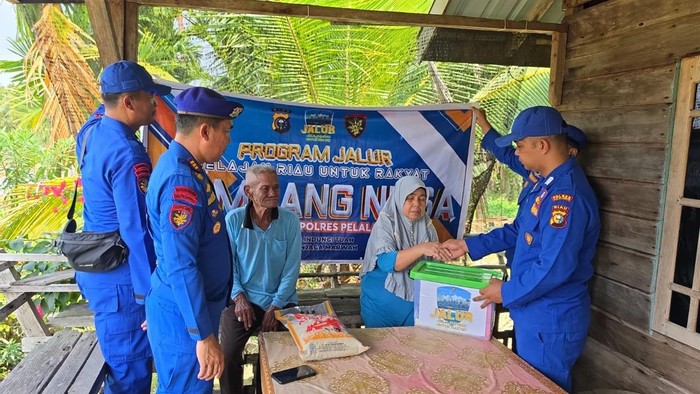 Program JALUR Polda Riau menembus ujung terluar Kabupaten Pelalawan, membawa bantuan bagi masyarakat, Kamis (13/8/2026).