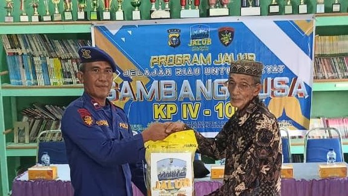 Program Jalur Polda Riau menyalurkan bantuan sosial kepada nelayan dan lansia di Kepulauan Meranti, Jumat (14/8/2026).