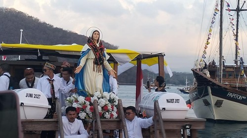 Prosesi laut Bunda Maria Assumpta Nusantara di Labuan Bajo, Manggarai Barat, NTT, Jumat  (14/8/2026). (Foto: Ambrosius Ardin/detikBali)