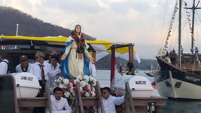 Prosesi laut Bunda Maria Assumpta Nusantara di Labuan Bajo, Manggarai Barat, NTT, Jumat  (14/8/2026). (Foto: Ambrosius Ardin/detikBali)