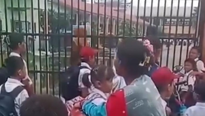 Orang tua (ortu) siswa protes di Sekolah Dasar Negeri (SDN) 060951, Medan Labuhan.