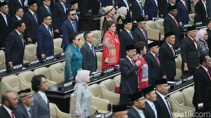 DPR menggelar rapat paripurna ke-1 masa persidangan I tahun 2026-2027 hari ini. Sebanyak 463 dari 580 anggota Dewan menghadiri rapat tersebut. Rapat itu digelar bersamaan dengan agenda Penyampaian RAPBN 2027 dan Nota Keuangan di kompleks parlemen, Senayan, Jakarta, Jumat (14/8/2026). Presiden Prabowo Subianto dan Wakil Presiden Gibran Rakabuming hadir dalam agenda tersebut.