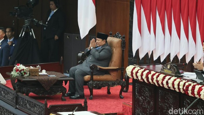 DPR menggelar rapat paripurna ke-1 masa persidangan I tahun 2026-2027 hari ini. Sebanyak 463 dari 580 anggota Dewan menghadiri rapat tersebut. Rapat itu digelar bersamaan dengan agenda Penyampaian RAPBN 2027 dan Nota Keuangan di kompleks parlemen, Se