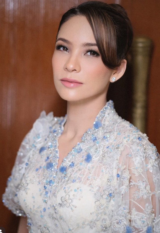Penampilan Rachel makin memukau dengan rambut yang disanggul rapi ke belakang dan menyisakan sedikit poni samping pada bagian depannya. Perhiasan yang dikenakannya juga tampak simpel, hanya sepasang anting tusuk berbentuk bulat. Foto: Instagram/@hdwmakeup18