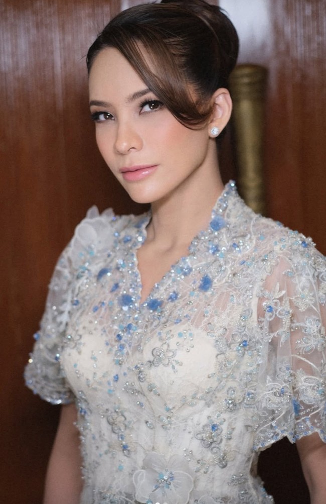 Wajahnya semakin cantik dipulas dengan riasan soft glam hasil tangan MUA HDW. Blush pink lembut dipadukan dengan lipstik pink dengan hasil glossy, membuat kecantikan naturalnya makin terpancar. Foto: Instagram/@hdwmakeup18