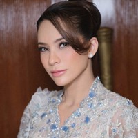 Wajahnya semakin cantik dipulas dengan riasan soft glam hasil tangan MUA HDW. Blush pink lembut dipadukan dengan lipstik pink dengan hasil glossy, membuat kecantikan naturalnya makin terpancar. Foto: Instagram/@hdwmakeup18