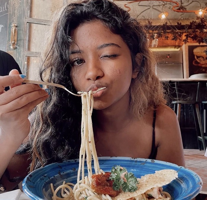Ratu Namira Asyik Kulineran, Makan Pasta di Restoran hingga Mie di Korea