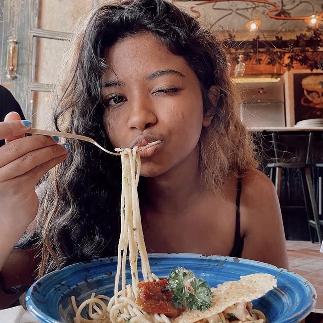 Ratu Namira Asyik Kulineran, Makan Pasta di Restoran hingga Mie di Korea