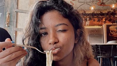 Ratu Namira Asyik Kulineran, Makan Pasta di Restoran hingga Mie di Korea