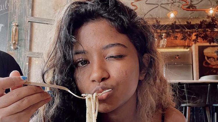 Ratu Namira Asyik Kulineran, Makan Pasta di Restoran hingga Mie di Korea
