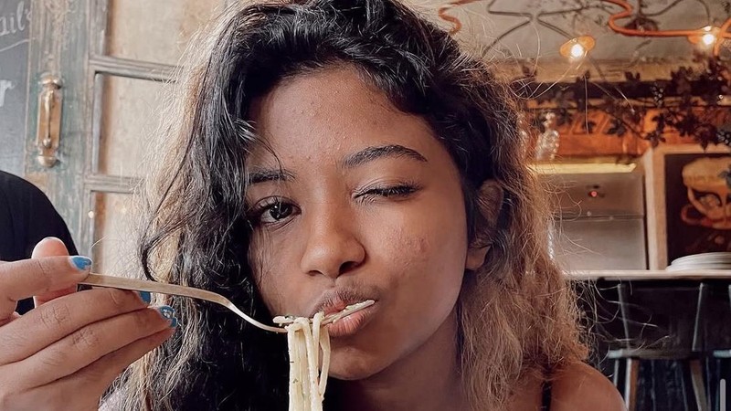 Ratu Namira Asyik Kulineran, Makan Pasta di Restoran hingga Mie di Korea