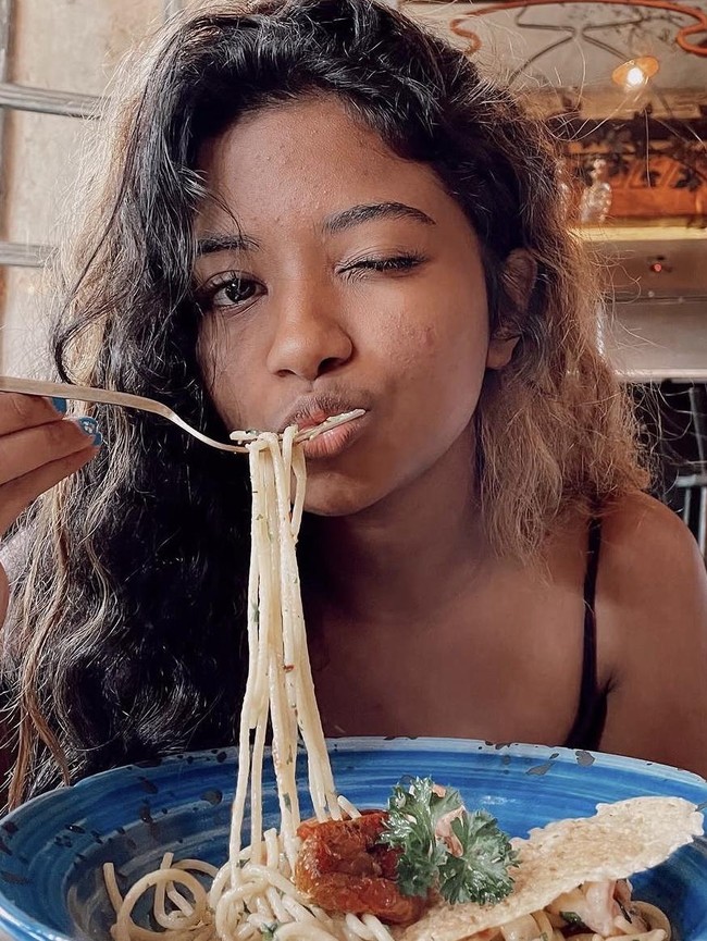 Ratu Namira Asyik Kulineran, Makan Pasta di Restoran hingga Mie di Korea