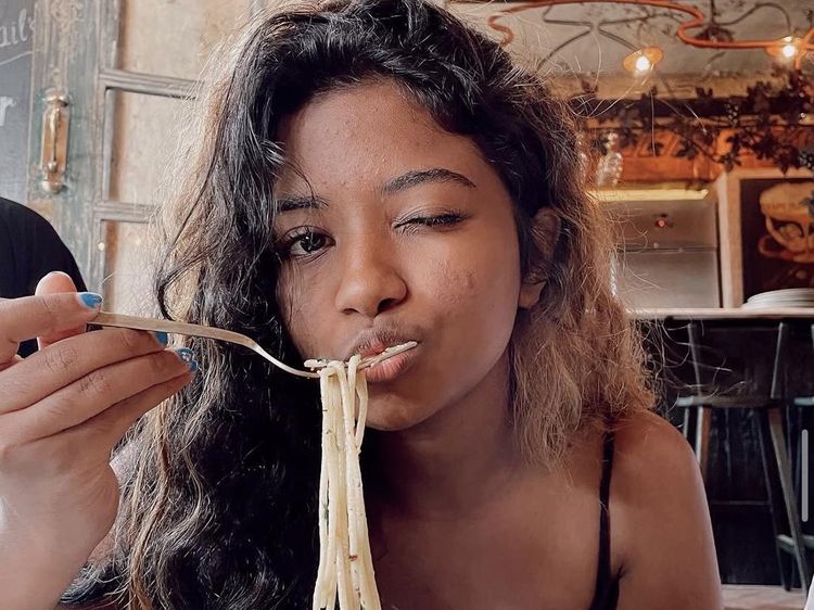Ratu Namira Asyik Kulineran, Makan Pasta di Restoran hingga Mie di Korea