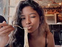 Ratu Namira Asyik Kulineran, Makan Pasta di Restoran hingga Mie di Korea