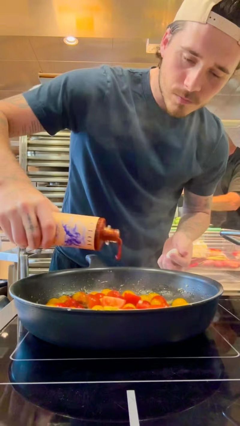 Rebus Pasta Pakai Air Laut, Brooklyn Beckham Panen Hujatan!