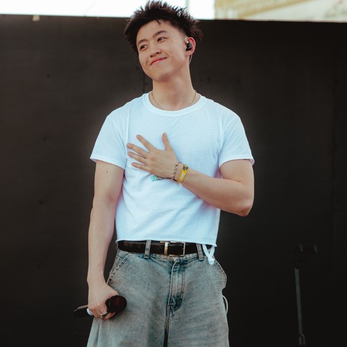 Selain penampilan no na dan Rich Brian di Head In The Clouds (HITC) Los Angeles yang pecah banget, ada lagi isu yang bikin netizen penasaran dan girang banget. Ya, soal kedekatan Rich Brian dengan Esther no na.
