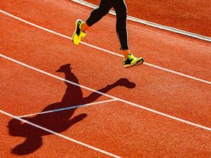 Jam 5 Pagi, Ratusan Orang Asing Kumpul Cuma Buat Lari Bareng - Ini Alasan Running Club Diserbu Gen Z