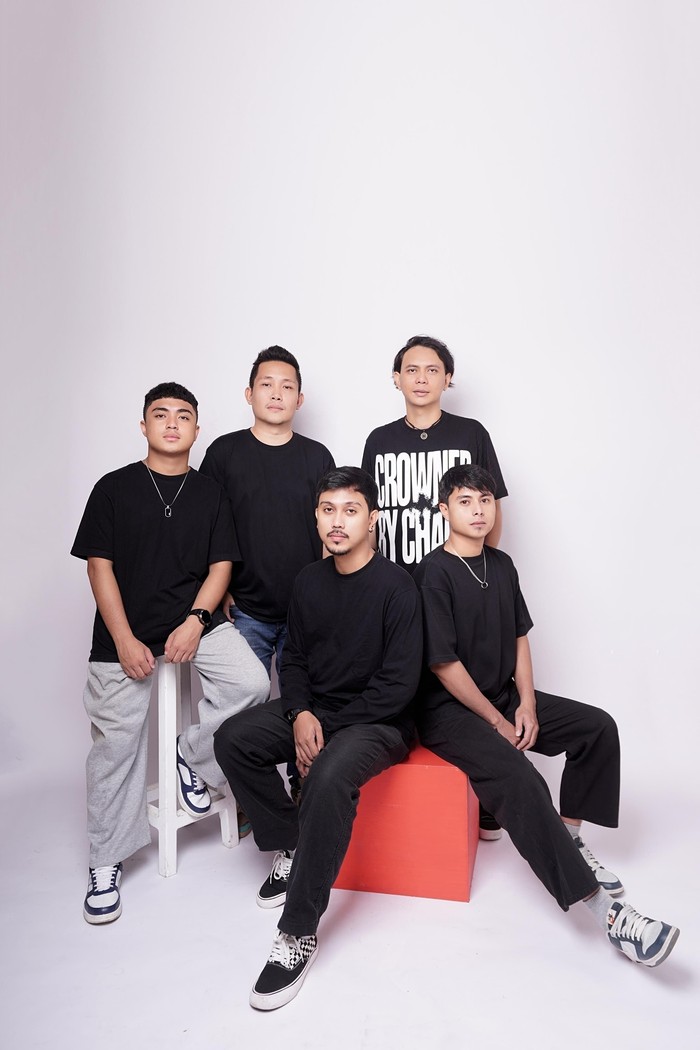 SecondSet, band Alternative Rock dari Manado, hadir dengan single Tanpa Dendam. Musik emosional mereka mengajak pendengar berdamai dengan masa lalu.