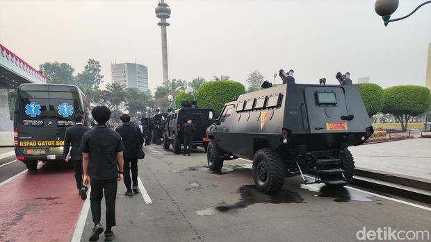 Sejumlah kendaraan taktis (rantis) hingga helikopter kenegaraan sudah standby di Kompleks Parlemen jelang Sidang Tahunan MPR dan Sidang Bersama DPR DPD 2026. (Alfons/detikcom).