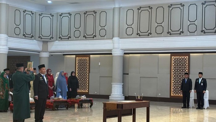 Gubsu Bobby Nasution melantik Timur Tumanggor sebagai Pj Sekda Sumut