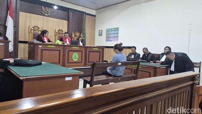 Selebrgam Gresik, RPW, saat menjalani sidang di Pengadilan Negeri (PN) Gresik