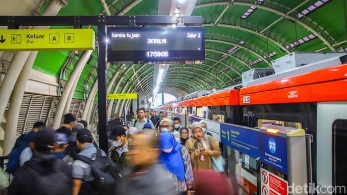 Semarak Kemerdekaan, Tarif LRT Jabodebek Cuma Rp8 pada 17 Agustus Sejumlah penumpang menggunakan transportasi umum LRT Jabodebek dari Stasiun LRT Kuningan menuju Stasiun LRT Jati Mulya, Jakarta, Jumat (14/8/2025).
