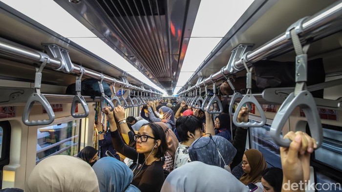 Semarak Kemerdekaan, Tarif LRT Jabodebek Cuma Rp8 pada 17 Agustus Sejumlah penumpang menggunakan transportasi umum LRT Jabodebek dari Stasiun LRT Kuningan menuju Stasiun LRT Jati Mulya, Jakarta, Jumat (14/8/2025).