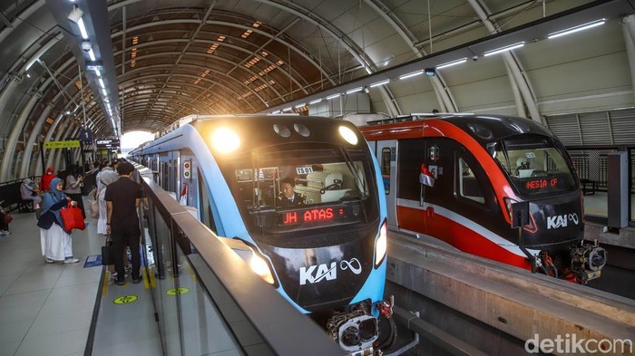 Sejumlah penumpang menggunakan transportasi umum LRT Jabodebek dari Stasiun LRT Kuningan menuju Stasiun LRT Jati Mulya, Jakarta, Jumat (14/8/2025).