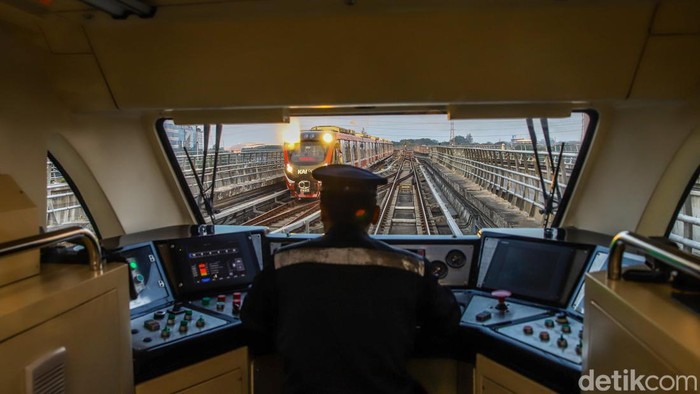 Semarak Kemerdekaan, Tarif LRT Jabodebek Cuma Rp8 pada 17 Agustus Sejumlah penumpang menggunakan transportasi umum LRT Jabodebek dari Stasiun LRT Kuningan menuju Stasiun LRT Jati Mulya, Jakarta, Jumat (14/8/2025).