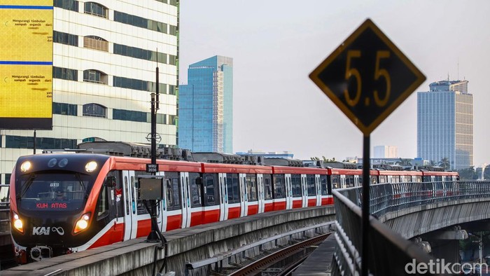 Semarak Kemerdekaan, Tarif LRT Jabodebek Cuma Rp8 pada 17 Agustus Sejumlah penumpang menggunakan transportasi umum LRT Jabodebek dari Stasiun LRT Kuningan menuju Stasiun LRT Jati Mulya, Jakarta, Jumat (14/8/2025).