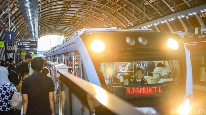 Semarak Kemerdekaan, Tarif LRT Jabodebek Cuma Rp8 pada 17 Agustus Sejumlah penumpang menggunakan transportasi umum LRT Jabodebek dari Stasiun LRT Kuningan menuju Stasiun LRT Jati Mulya, Jakarta, Jumat (14/8/2025).