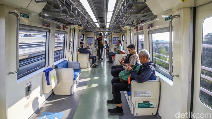 Semarak Kemerdekaan, Tarif LRT Jabodebek Cuma Rp8 pada 17 Agustus Sejumlah penumpang menggunakan transportasi umum LRT Jabodebek dari Stasiun LRT Kuningan menuju Stasiun LRT Jati Mulya, Jakarta, Jumat (14/8/2025).