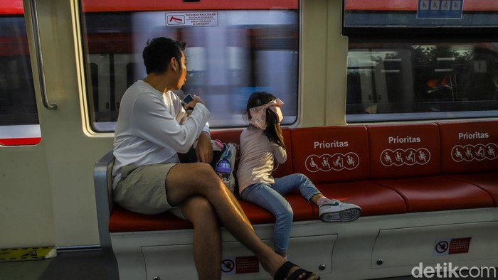 Semarak Kemerdekaan, Tarif LRT Jabodebek Cuma Rp8 pada 17 Agustus Sejumlah penumpang menggunakan transportasi umum LRT Jabodebek dari Stasiun LRT Kuningan menuju Stasiun LRT Jati Mulya, Jakarta, Jumat (14/8/2025).