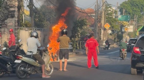 Sepeda motor Suzuki Thunder hangus terbakar di pinggir Jalan Ahmad Yani, Kelurahan Pendem, Jembrana, Bali, Jumat (14/8/2026). (Foto: Dok. Damkar Jembrana)
