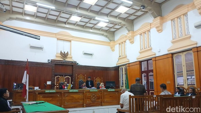 Sidang pembacaan pleidoi para terdakwa (Idam berdiri) di ruang Tipikor, Pengadilan Negeri Medan, Jumat (14/8/2026) malam. (Juita Sinuhaji/detikSumut)