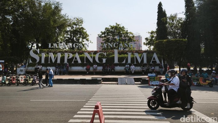 Simpang Lima, Kecamatan Semarang Tengah, Kota Semarang, Jumat (14/8/2026).
