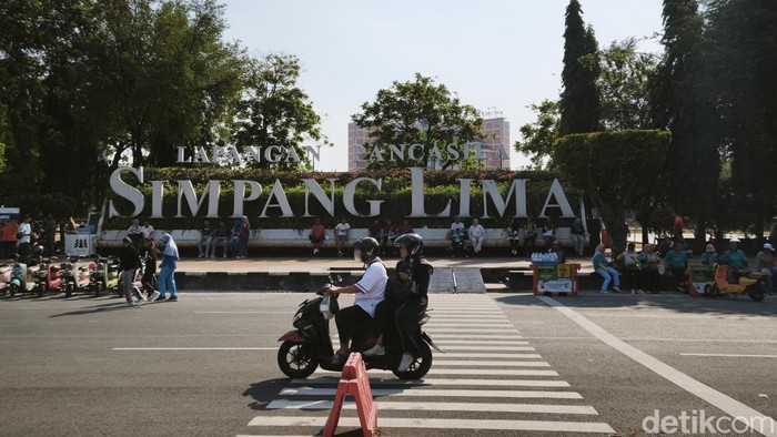 Simpang Lima, Kecamatan Semarang Tengah, Kota Semarang, Jumat (14/8/2026).