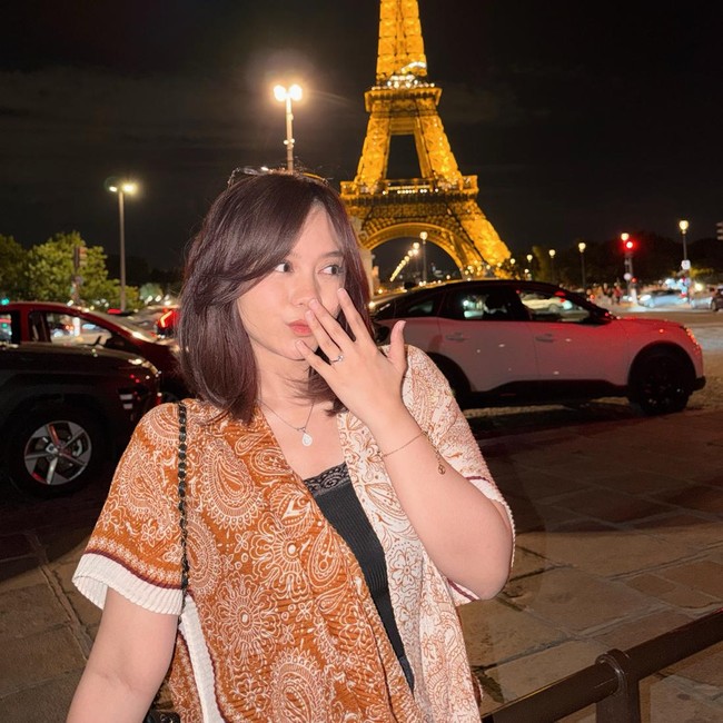 Sweet! Sisil Eks JKT48 Dilamar Gamer Setiawan Ade di Menara Eiffel