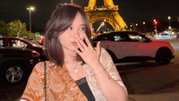 Sweet! Sisil Eks JKT48 Dilamar Gamer Setiawan Ade di Menara Eiffel