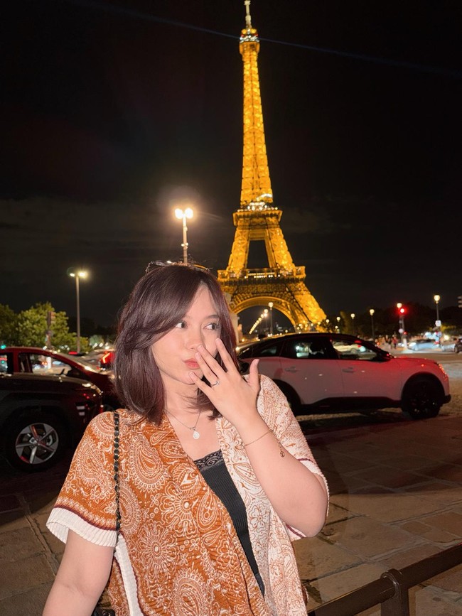 Sweet! Sisil Eks JKT48 Dilamar Gamer Setiawan Ade di Menara Eiffel