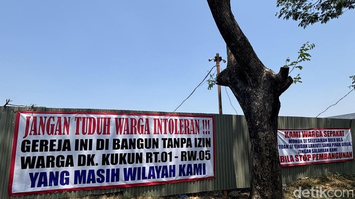 Spanduk warga RT 1, RW 5, DK. Kukun menolak pembangunan gereja di kawasan Citraland Surabaya Barat.