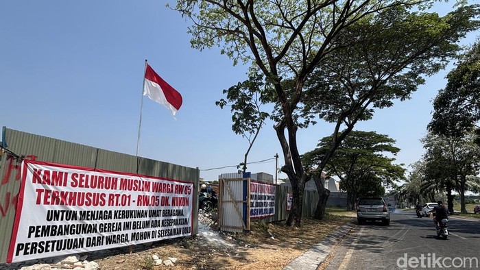 Spanduk warga RT 1, RW 5, DK. Kukun menolak pembangunan gereja di kawasan Citraland Surabaya Barat.