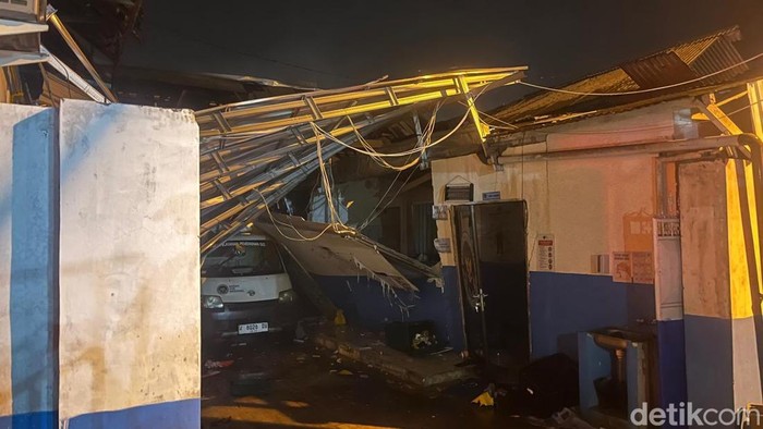 SPPG Mojokerto Puri Medali meledak hingga atap ambruk hingga picu kebakaran