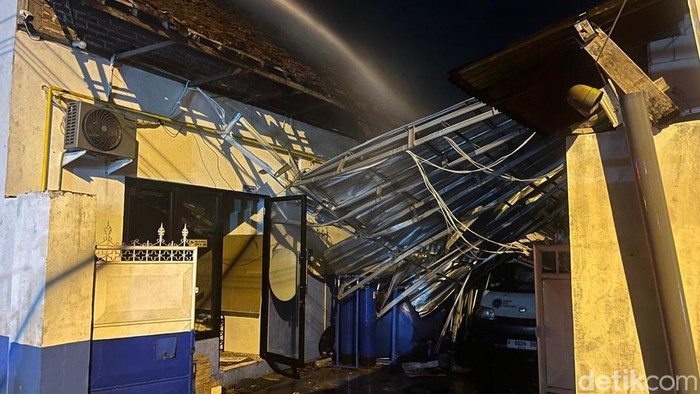 SPPG Mojokerto Puri Medali meledak hingga atap ambruk hingga picu kebakaran