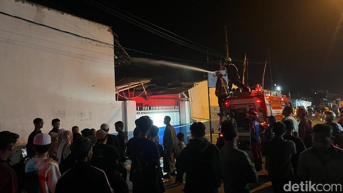 SPPG Mojokerto Puri Medali meledak hingga atap ambruk hingga picu kebakaran