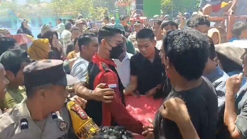Tangkapan layar saat warga merampas box merah berisi dokumen barang bukti perkara dugaan korupsi Kades Tekasire, Dompu, NTB. (Foto: Istimewa)