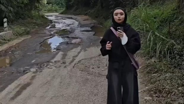 Tangkapan layar video VoB Kritisi Jalan Rusak di Garut Tangkapan layar video VoB Kritisi Jalan Rusak di Garut