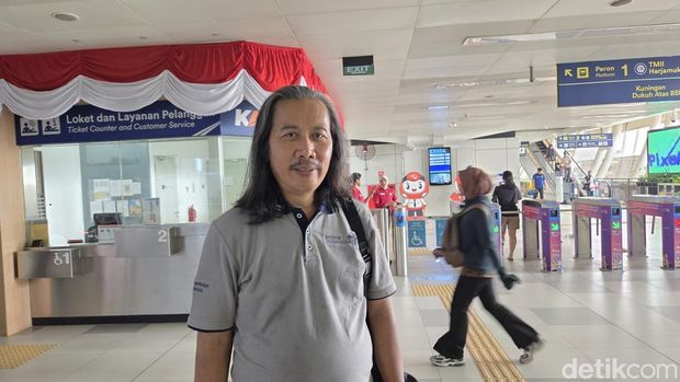 Tarif transportasi umum seperti TransJ, KRL, hingga LRT Jabodebek jadi Rp 8 saat HUT ke-81 RI 17 Agustus nanti. Warga menyambut senang. (Taufiq S/detikcom)