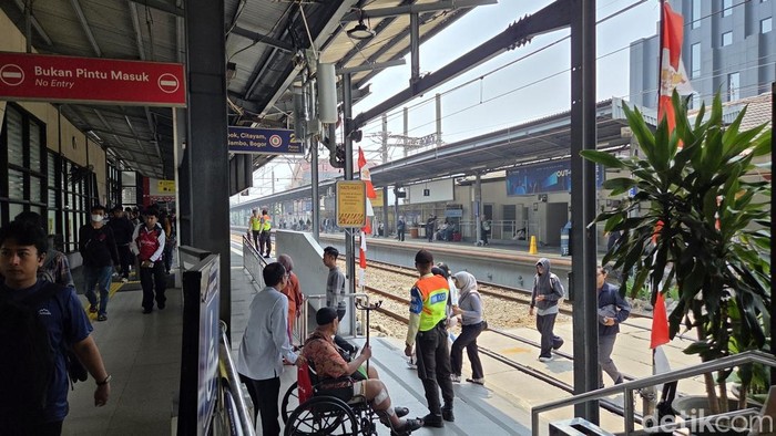 Tarif transportasi umum seperti TransJ, KRL, hingga LRT Jabodebek jadi Rp 8 saat HUT ke-81 RI 17 Agustus nanti. Warga menyambut senang. (Taufiq S/detikcom)